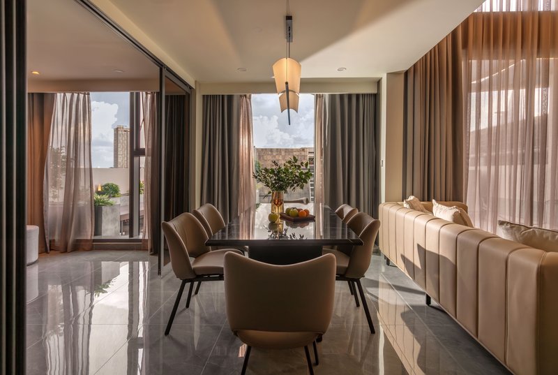 Màu beige tươi tắn của nội thất kết hợp với cách ánh sáng tự đã tạo ra những đường nét hài hoà và dễ chịu, kiến tạo nên không gian sang trọng cho căn hộ