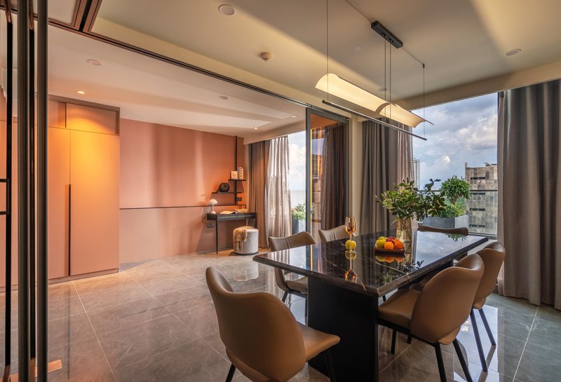 Không gian phòng ăn của căn hộ với không gian thoáng đãng, nổi bật với bàn ăn bằng đá cẩm thạch nguyên bản đi cùng với nội thất bọc da sang trọng