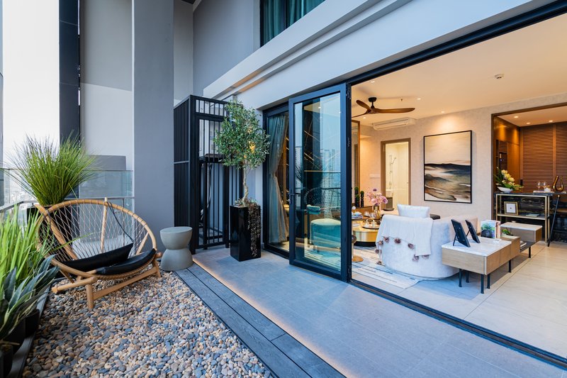 Mối liên kết với thiên nhiên và căn nhà được thể hiện qua yếu tố cây xanh và lớp nền đá cuội.