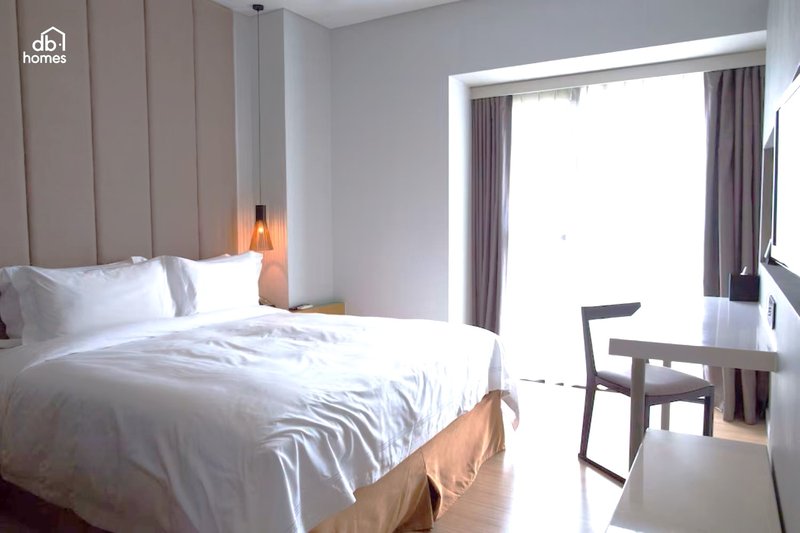 Ánh sáng tự nhiên từ cửa sổ lớn kết hợp với ánh sáng nhân tạo tạo nên không gian ấm cúng, dễ chịu cho phòng ngủ