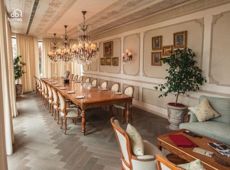 Bàn ăn dài với chất liệu gỗ tự nhiên kết hợp cùng đèn chùm pha lê tinh xảo mang đến sự sang trọng trong từng bữa ăn