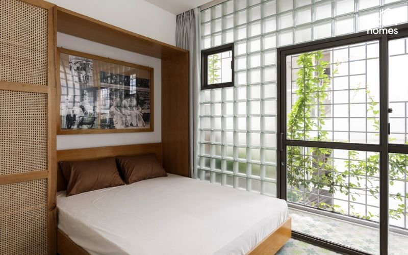Gạch kính giúp tận dụng ánh sáng tự nhiên cho phòng ngủ nhỏ mà vẫn đảm bảo sự riêng tư