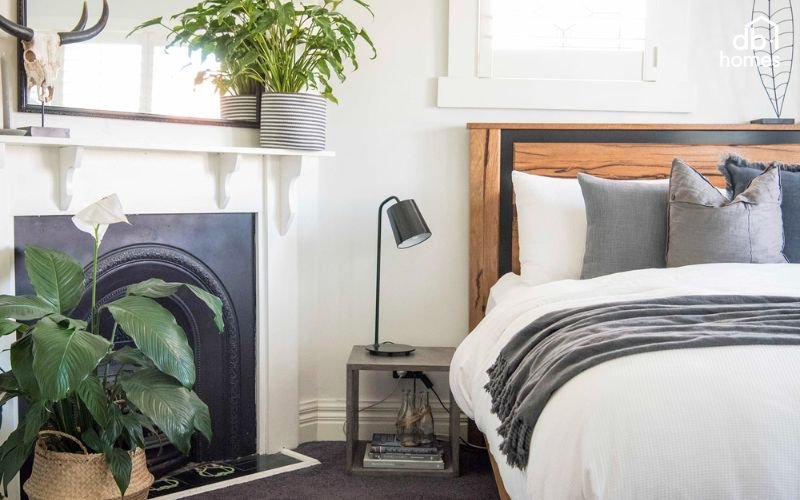 Cây xanh làm sạch không khí và cũng là yếu tố trang trí, tạo không gian phòng ngủ sinh động và thư giãn