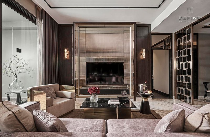 Phòng khách với những đường nét mạnh mẽ từ những đường cắt, cấu trúc vật liệu và bàn bằng đá cẩm thạch, nhằm tôn lên sự sang trọng của căn hộ.