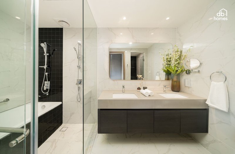 Kính cường lực trong suốt giúp tận dụng tối đa ánh sáng tự nhiên không gian phòng tắm