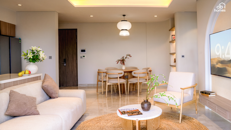 Phòng khách mở, kết nối liền mạch với bếp và khu bàn ăn, mang đến sự thông thoáng và gắn kết