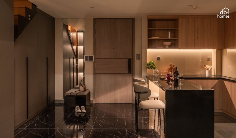 Phòng bếp hiện đại được thiết kế theo phong cách không gian mở, tạo sự liền mạch và cảm giác thoáng đãng