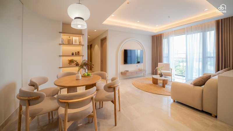 Bàn ăn gỗ nguyên màu kết hợp ghế bọc vải thô mang lại cảm giác gần gũi