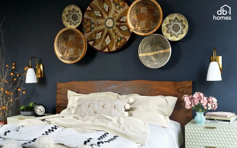 Kết hợp màu xanh nước biển với nội thất gỗ giúp tạo không gian phòng ngủ ấm cúng, thư giãn