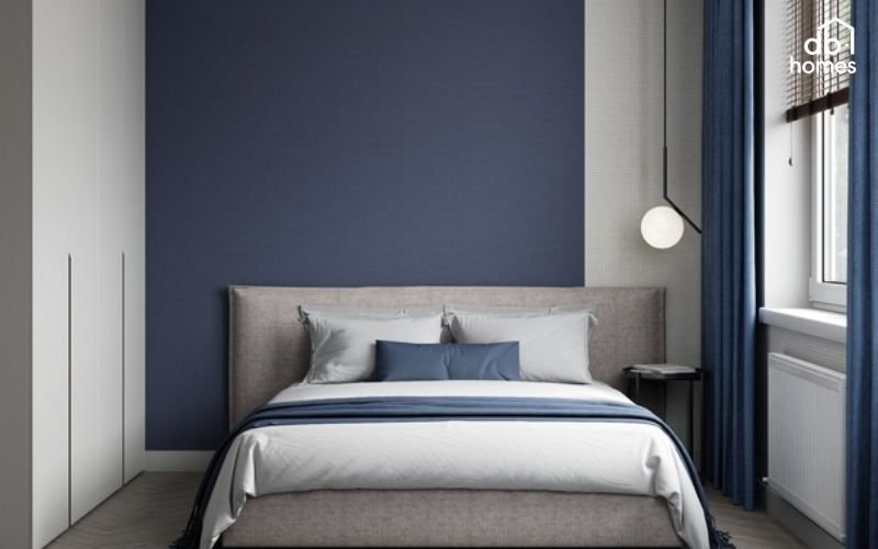 Phòng ngủ màu xanh nước biển kết hợp với gam màu trung tính và nội thất tối giản mang đến không gian gọn gàng