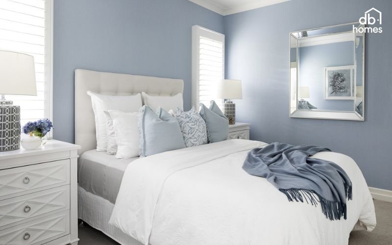 Phòng ngủ màu xanh nước biển nhạt mang đến không gian sáng sủa, thanh lịch và thoải mái