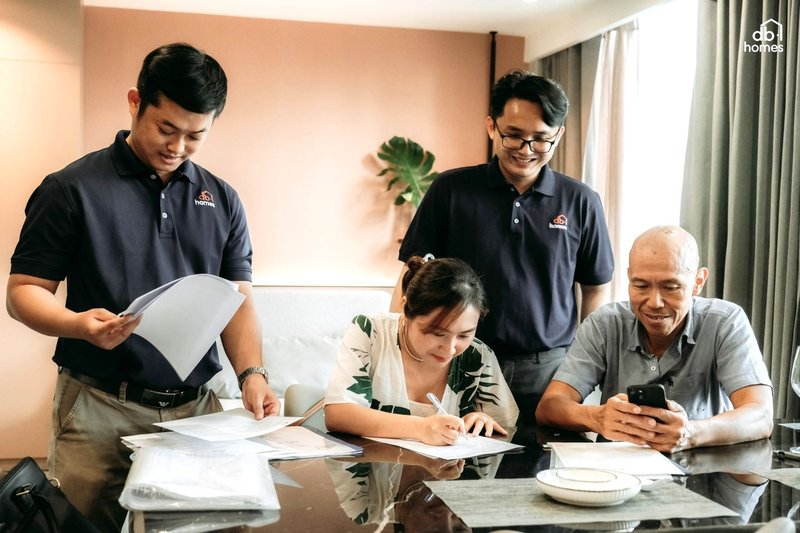 DBHOMES và khách hàng ký duyệt mẫu vật liệu và bản vẽ thiết kế cuối cùng