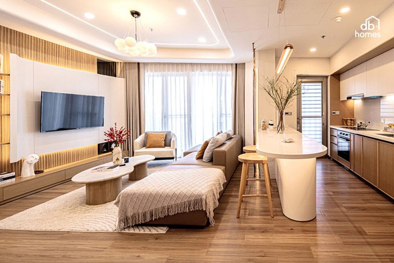 Dự án Golden Whisper - The Horizon Phú Mỹ Hưng với thiết kế nội thất tinh tế, sử dụng sofa để phân chia không gian giữa phòng khách và bếp