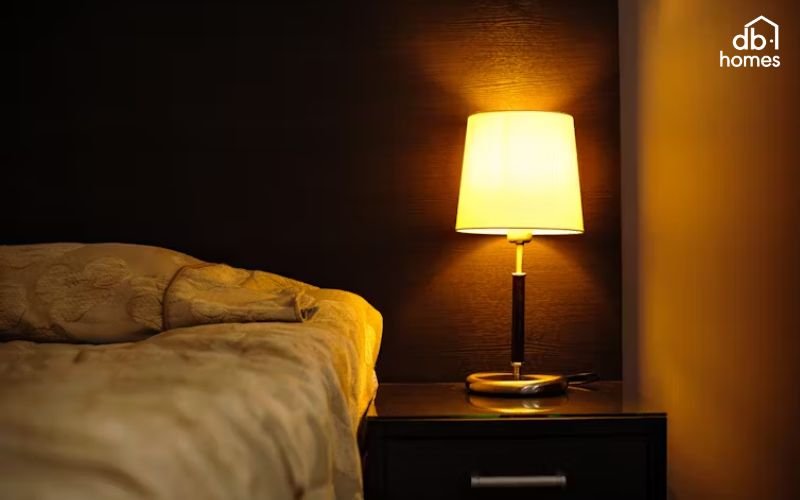 Ánh sáng tập trung từ đèn bàn và đèn sàn giúp bổ sung ánh sáng cho các khu vực cần thiết mà không làm lóa mắt