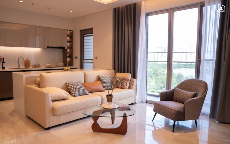 Không gian phòng khách, bếp và bàn ăn được thiết kế liên thông, tạo cảm giác rộng mở và kết nối sinh hoạt chung