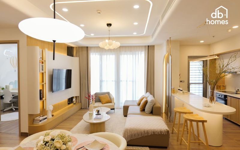 Ánh sáng tự nhiên thông qua cửa kính lớn và sử dụng rèm sáng màu giúp không gian trở nên sáng sủa hơn