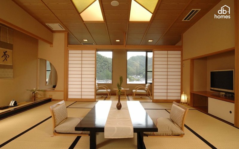 Nội thất gỗ sáng màu kết hợp bàn trà thấp và sofa bo tròn tạo không gian ấm cúng, thanh bình.