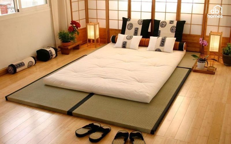 Giường thấp hoặc nệm futon trên sàn gỗ tatami tối ưu không gian, mang lại cảm giác ấm cúng