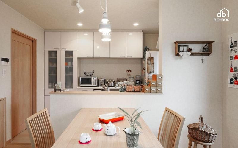 Căn bếp tối giản, chỉ giữ lại những vật dụng cần thiết để không gian luôn thông thoáng