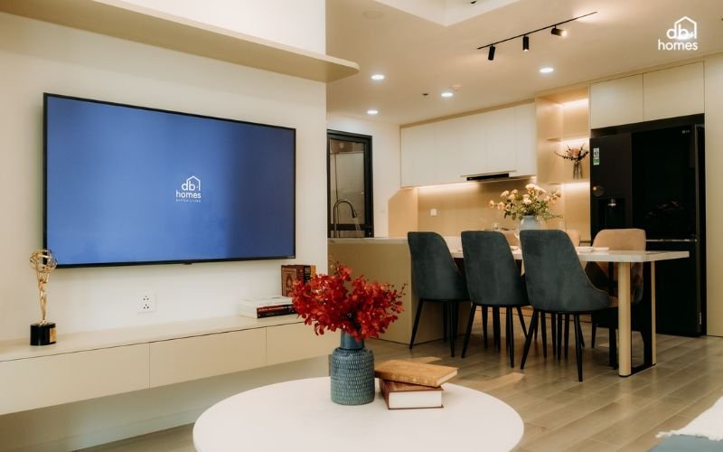 Sắp xếp nội thất phòng khách cần đảm bảo sự thông thoáng và cân đối, tránh nhồi nhét quá nhiều đồ đạc gây chật chội