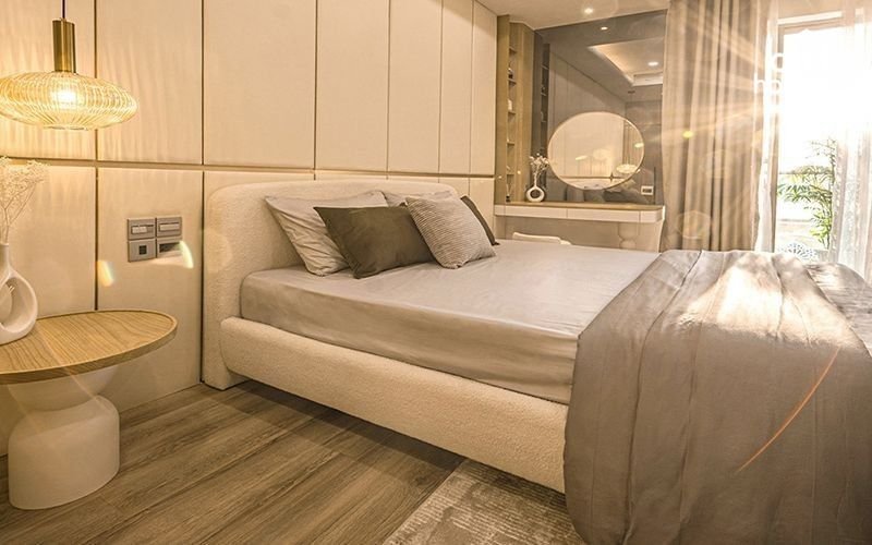 Tận dụng tối đa ánh sáng tự nhiên bằng cách bố trí cửa sổ hợp lý và sử dụng rèm mỏng để điều chỉnh độ sáng