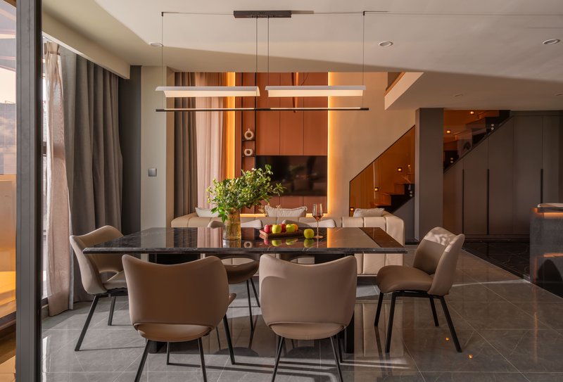 Căn hộ Duplex rộng rãi có ngôn ngữ thiết kế tinh tế và hiện đại trong chi tiết. Tầng một bao gồm phòng khách, phòng ngủ nhỏ và phòng bếp.