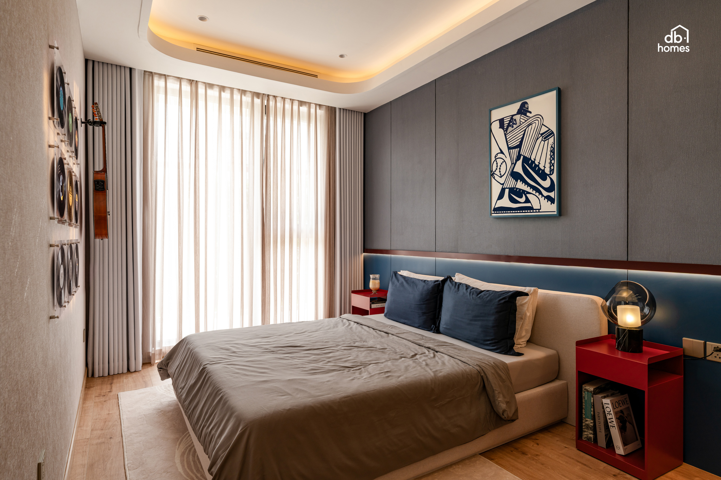 Phòng ngủ cá tính với gam màu xanh navy - đỏ
