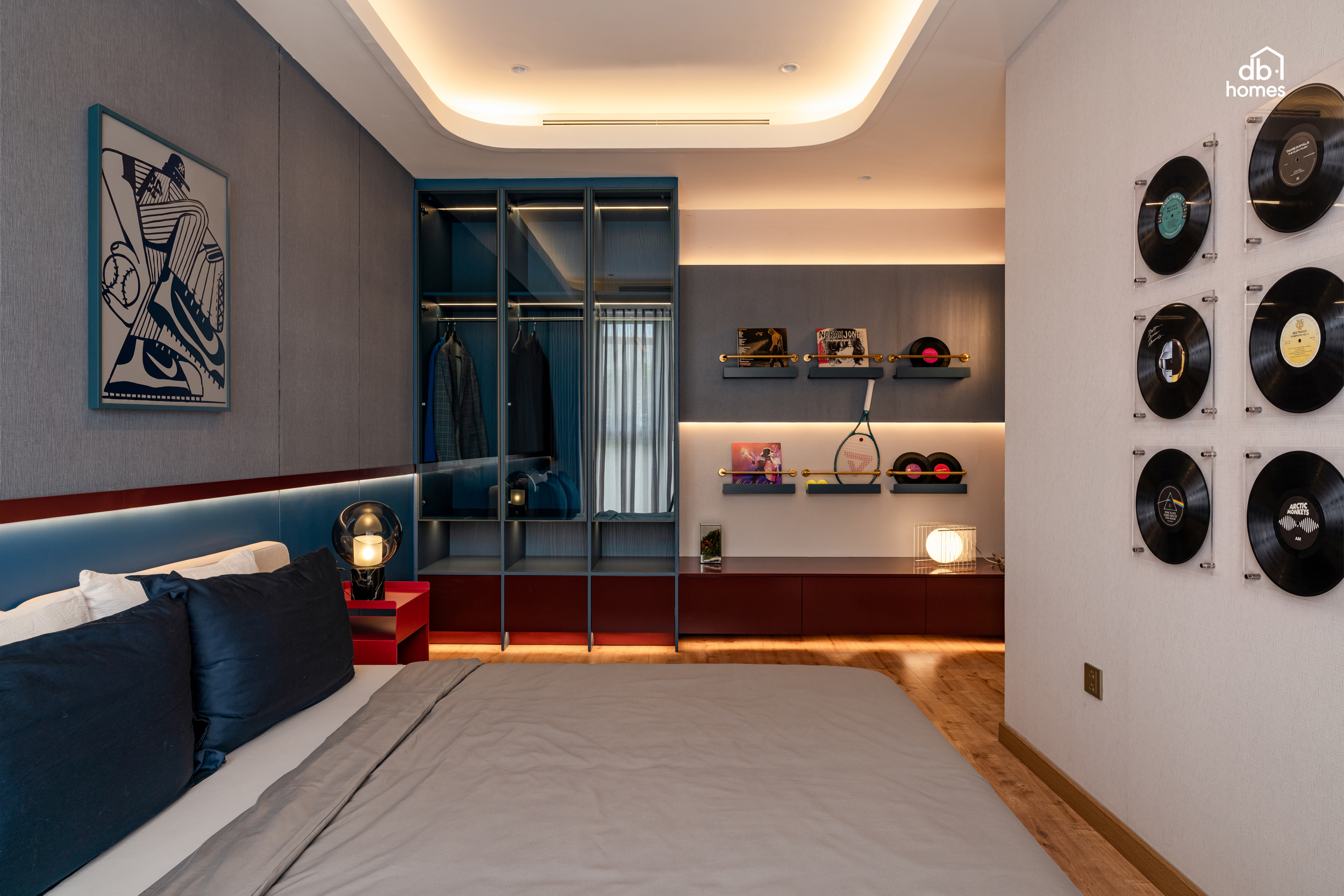 Phòng ngủ cá tính với gam màu xanh navy - đỏ