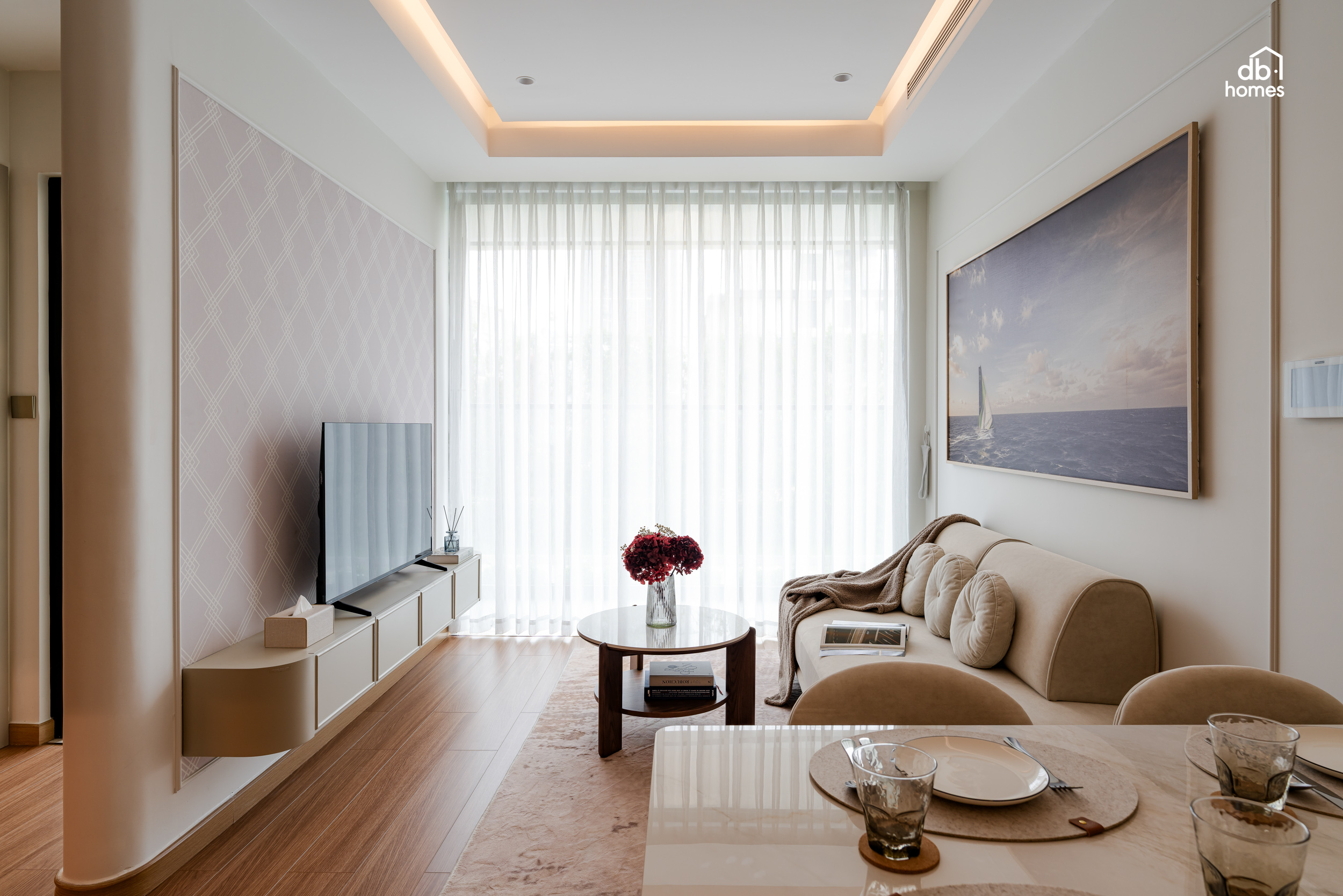Sofa tông trung tính kết hợp tranh nghệ thuật khổ lớn, điểm nhấn không gian phòng khách.