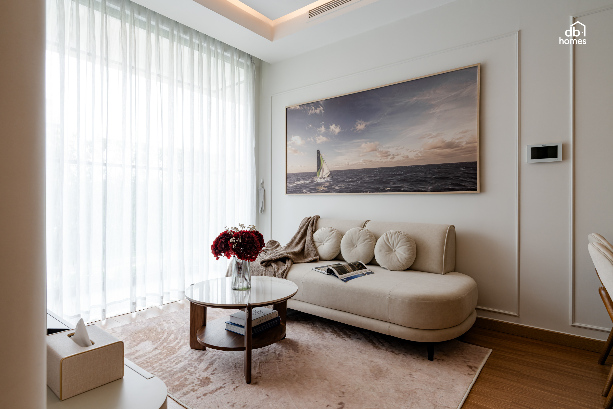 Sofa tông trung tính kết hợp tranh nghệ thuật khổ lớn, điểm nhấn không gian phòng khách.